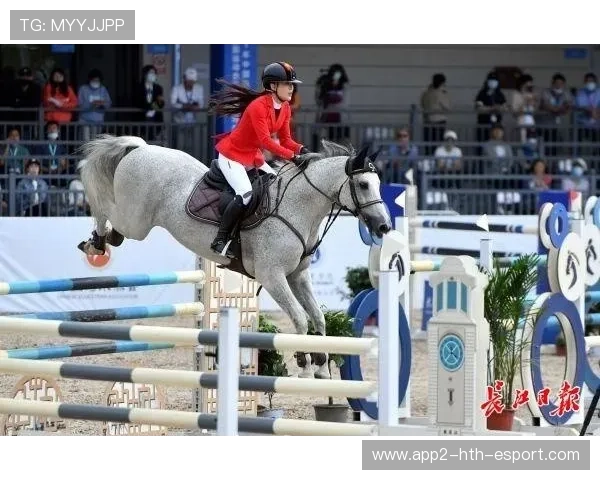 马术障碍赛马突然跳歪被骑手“托回正”