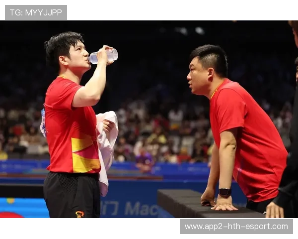 对手无奈认输，樊振东主动让座获赞无数，樊振东专访